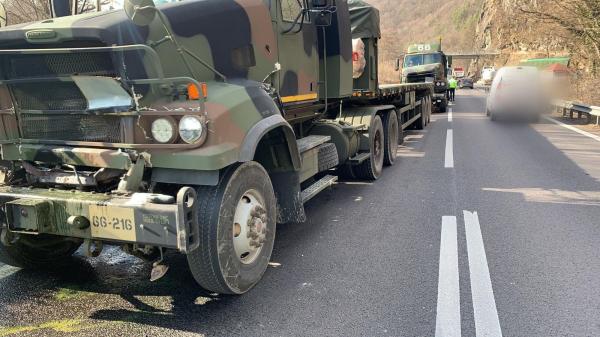 Trei vehicule militare NATO implicate într-un accident pe Valea Oltului