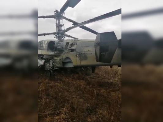 Imagini cu un elicopter rusesc doborât la Hostomel, lângă Kiev. Pilotul ar fi fost luat prizonier