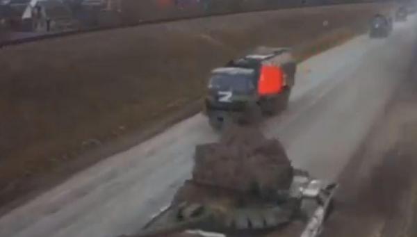 Tanc rusesc cu steagul URSS, filmat în sudul Ucrainei