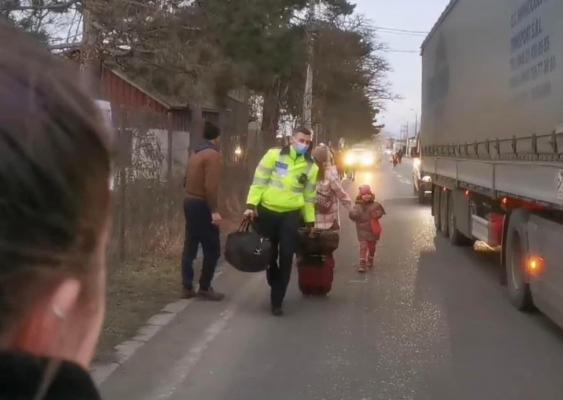 Polițiștii de frontieră, cu lacrimi în ochi în fața exodului ucrainenilor. ”Mame cu copii în brațe și alți copii de mână, bătrâni care se grăbesc spre linia de frontieră”