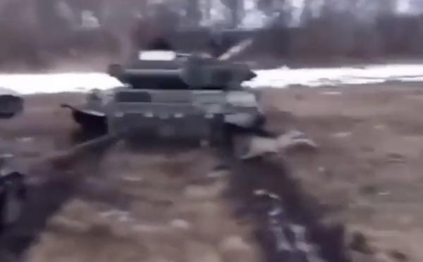 Imaginea eșecului? Soldații ruși s-au blocat cu un tanc și un obuzier în noroi și le-au abandonat