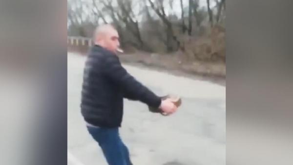 Ucrainean filmat când mută o mină cu mâinile goale, în timp ce fumează o țigară: "Putin, unde te-ai dus?!"