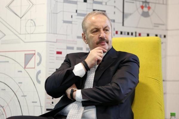 Ministrul Apărării, Vasile Dîncu, are din nou Covid: "Nici de data asta nu m-a impresionat. Sper că va fi ultima noastră întâlnire"