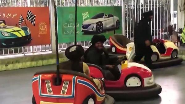 Talibanii, regulă nouă pentru soldaţi. De ce nu mai au voie să meargă înarmaţi şi în uniforme în parcurile de distracţie