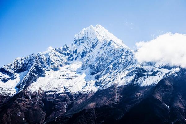 Cel mai înalt ghețar de pe Everest se topește într-un ritm accelerat. Gheața formată în 2.000 de ani a dispărut în 25