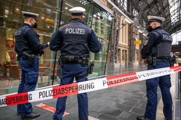 Un bărbat a fost aruncat pe geam, de la etajul 3, după ce părinţii l-au prins în dormitorul ei. Procurorii germani îi acuză pe părinţi de ucidere din culpă