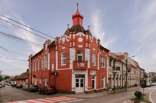 Un palat vechi de peste 160 de ani, din județul Mureș, a fost scos la vânzare. Cu cât se vinde proprietatea