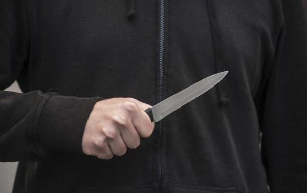 Un tânăr din Hunedoara s-a dus la spital şi cerut ajutor. El le-a spus medicilor că tatăl său a fost cel care l-a înjunghiat