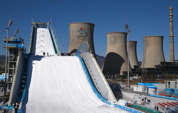 Peisaj apocaliptic la JO de la Beijing. Schi acrobatic lângă turnuri de răcire, coșuri de fum și cuptoare industriale, scoase din uz