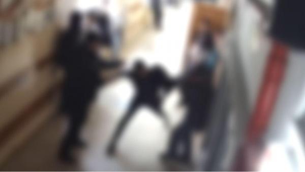 Momentul în care elevul din Vrancea sare să bată directorul liceului şi un profesor. După incident tânărul a făcut live pe reţelele de socializare din dubă