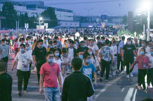 Cea mai mare fabrică din lume şi-a oprit activitatea. Toată tehnologia lumii este asamblată la Foxconn, locul supranumit "fabrica de sinucideri"