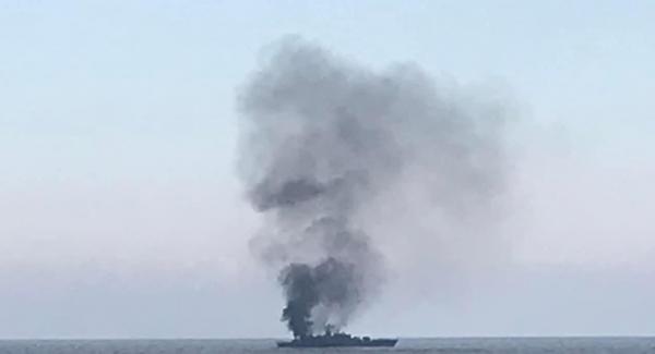 O corvetă a Forţelor Navale Române, într-un nor dens de fum în Marea Neagră: "Domnilor guvernanți, treziți-vă!"