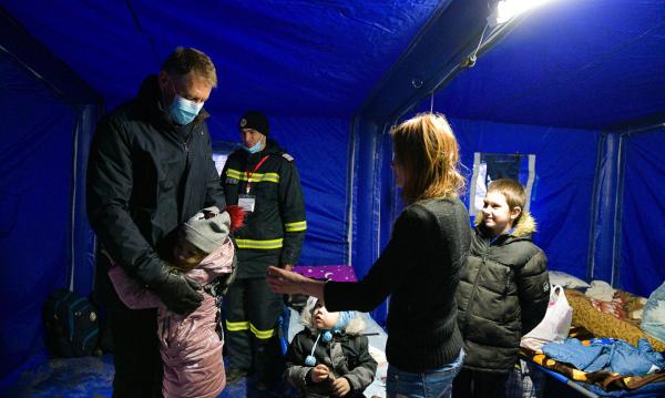 Klaus Iohannis, președintele României, în tabăra mobilă pentru refugiați de la Siret