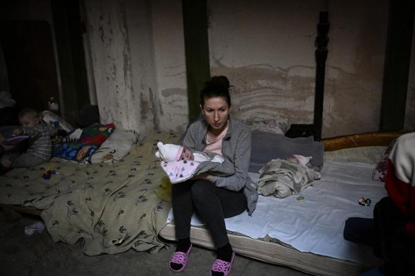 Bebeluşii născuţi în plin război, puşi la adăpost în maternităţi improvizate din Ucraina