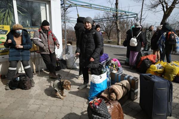 Mărturiile terifiante unei familii care a fugit din Mariupol: "Ne omorau. Dacă ne strângeam să găsim apă, trăgeau asupra noastră. Am îngropat oameni în curţi"