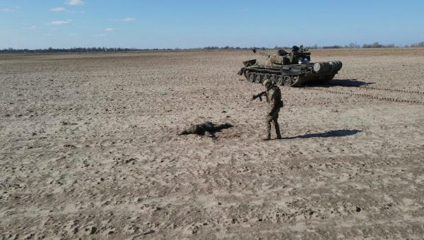 Armata ucraineană a capturat un tanc rusesc: singurul membru al echipajului s-a predat. Un tanc T-72 are nevoie de 3 oameni pentru a fi manevrat