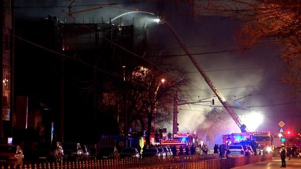 Cauzele incendiului de la Prosper Plaza Bucureşti, stabilite după ce ce focul e stins complet. Flăcările au atins înălţimi uriaşe