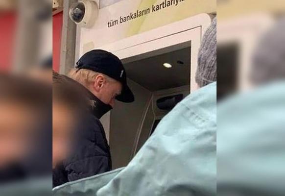 Primul înalt oficial rus care rupe legăturile cu Putin, pozat la coadă la bancomat în Istanbul