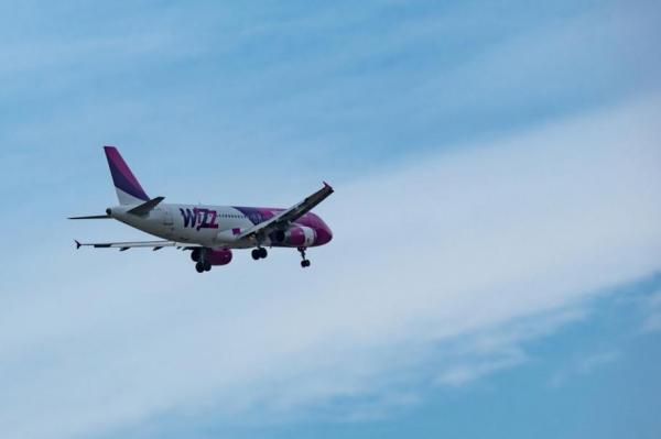 Incident la bordul unui avion WizzAir care a aterizat la București. Piloții au anunţat că mai mulţi pasageri s-au luat la bătaie în timpul zborului