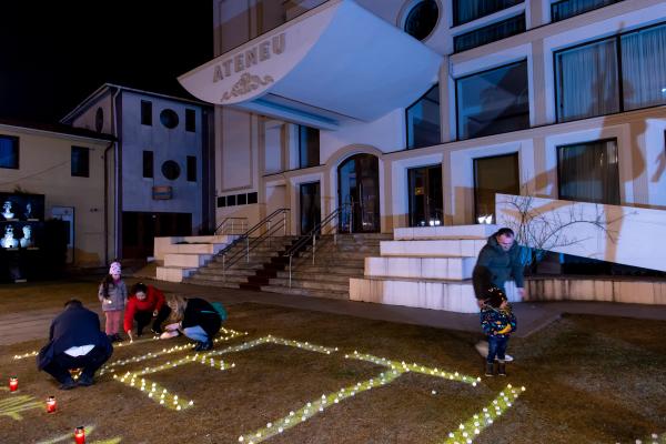 Sute de lumânări au fost aprinse în faţa Ateneului din Iaşi, în semn de solidaritate cu victimele civile ale războiului din Ucraina