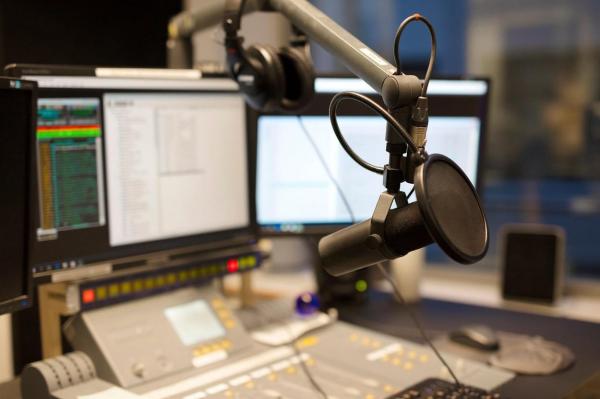 O realizatoare de radio din Kazahstan, concediată după ce l-a invocat pe "unchiul" Putin şi a sugerat o posibilă invazie rusă