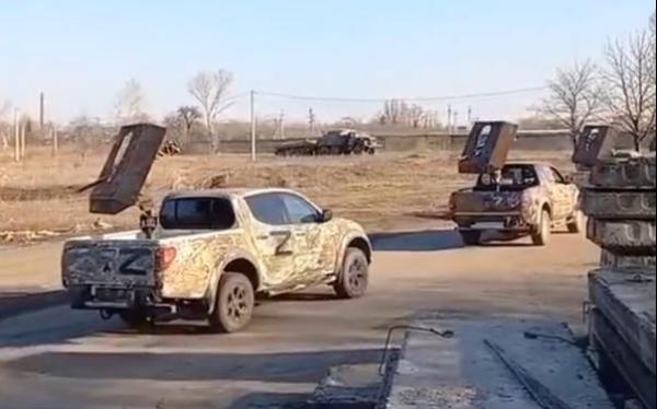 Dovada că Rusia trece de la invazia militară convenţională la un război de gherilă urban? Convoi de pick-up-uri modificate, în Mariupol - VIDEO