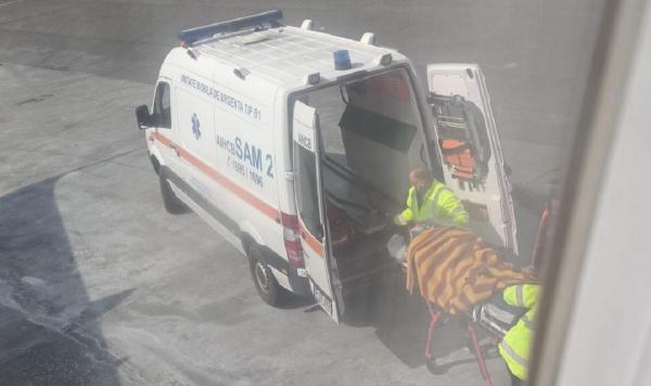 Pasagera căreia i s-a făcut rău în avion a fost preluată de un echipaj medical