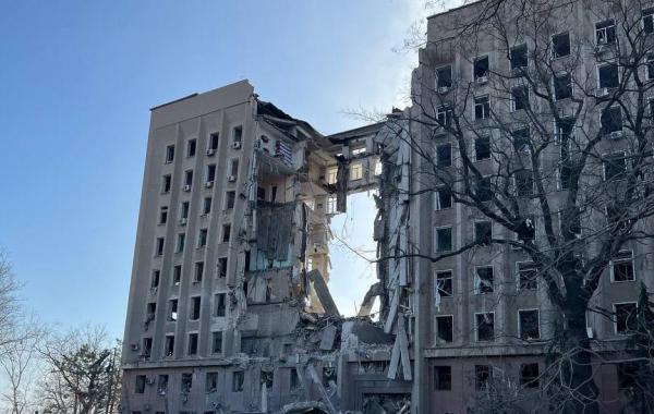 Rusia a atacat cu o rachetă clădirea administraţiei regionale din Nikolaev, ucigând cel puţin 3 persoane şi rănind alte 22