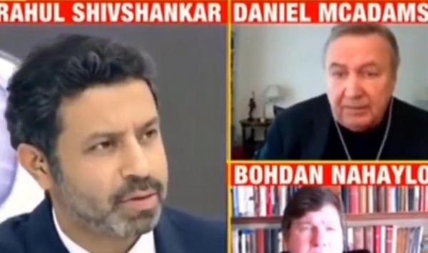 Un prezentator indian a ajuns viral după ce a certat timp de două minute invitatul greşit.