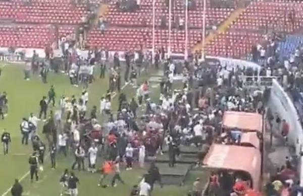 22 de răniţi la un meci de fotbal din Mexic. Campionatul a fost suspendat - VIDEO