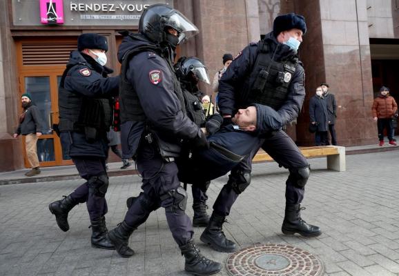 Manifestaţii împotriva războiului în zeci de oraşe din Rusia. Cel puţin 1.000 de protestatari au fost arestaţi