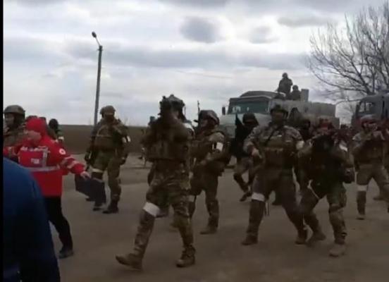 Protest reprimat cu focuri de mitralieră. Soldaţii ruşi au tras în aer zeci de rafale pentru a dispersa localnicii dintr-un sat ucrainean - VIDEO