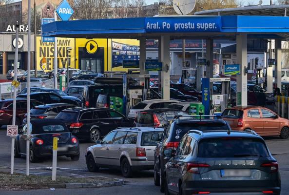 Rusia: Prețul petrolului ar putea depăși 300 de dolari pe baril. UE, plan să reducă dependența de gazul rusesc cu 80% în 2022