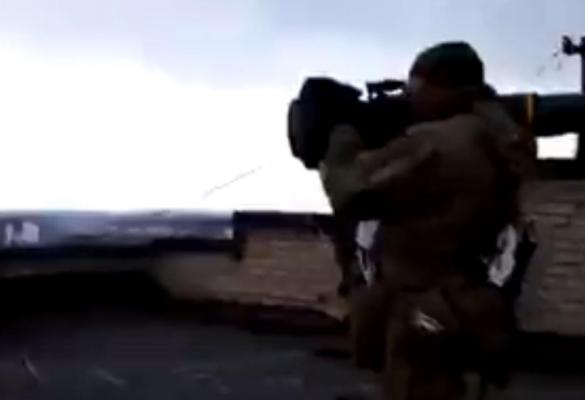 Momentul în care soldaţii ucraineni aproape că se aruncă în aer încercând să distrugă un tanc rusesc - VIDEO