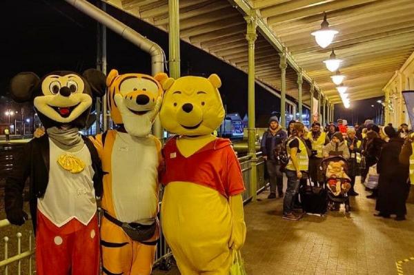 Tineri costumaţi în personaje de desene animate