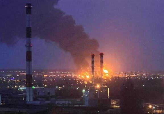VIDEO. Momentul în care un depozit de combustibil a luat foc în Belgorod, lângă graniţa Rusiei cu Ucraina. Ruşii îi acuză pe ucraineni că au atacat oraşul