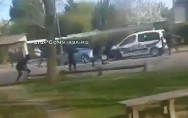 "Omorâţi-i". Scene ireale în Franţa: doi poliţişti atraşi într-o ambuscadă "organizată perfect". Cum au reuşit să scape cu viaţă