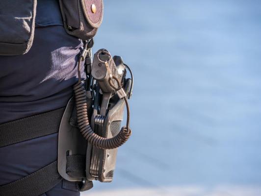 Un agent s-a împuşcat cu arma din dotare