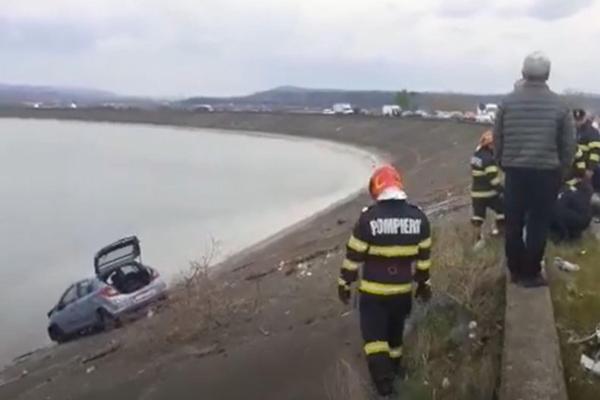 Maşina a plonjat în lacul de acumulare Băbeni de pe râul Olt