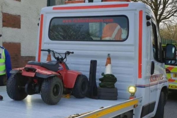 Au urcat maşina de jucărie pe platformă