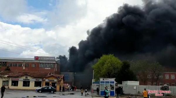 Fumul dens produs de incendiul de la Feroneria Arad a creat probleme pompierilor