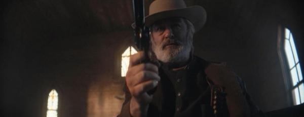 Alec Baldwin în timp ce repetă cu pistolul înainte de împușcarea fatală