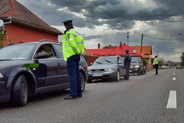 Doi poliţişti din Argeş, loviţi cu maşina de un şofer care voia să scape de control.