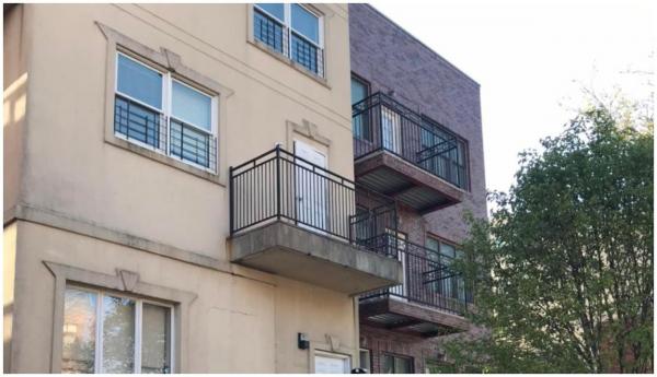 Copil de şase luni, aruncat în gol de la etajul doi