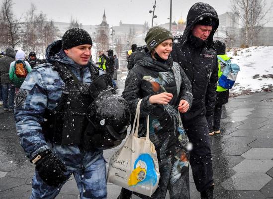 Peste 200 de persoane au fost arestate pentru manifestații împotriva războiului, în Rusia