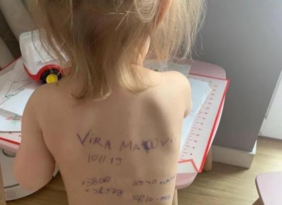 O mamă a scris pe spatele fetiței sale datele de contact pentru a fi ajutată dacă părinții sunt uciși în război. Măsuri disperate în Ucraina