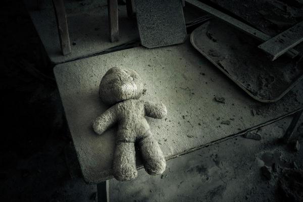O fetiţă de 9 ani din Irpin a fost violată de 11 soldaţi ruşi şi apoi ucisă cu brutalitate. Pe piept i-au desenat un ''Z''