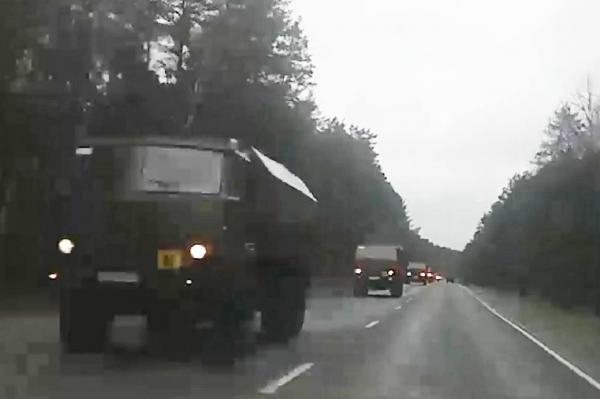 Un convoi militar rusesc filmat pe teritoriul Belarusului, în direcția Cernihiv. Stoltenberg: Războiul poate dura luni, chiar ani