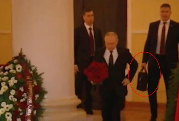 Vladimir Putin, cu "servieta nucleară"