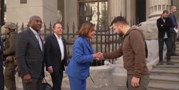 Nancy Pelosi s-a întâlnit cu Volodimir Zelenski, la Kiev. I-a mulţumit preşedintelui Ucrainei pentru "lupta de libertate"